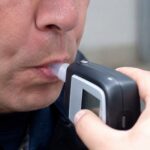 Kierowca podczas badania alkomatem po kontroli trzeźwości